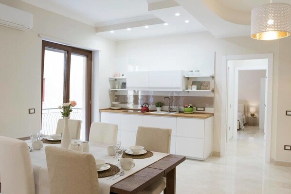 Petit déjeuner composé de spécialités régionales (5 EUR par personne)