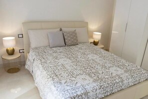 Habitación doble | Escritorio, cortinas opacas, tabla de planchar con plancha y wifi gratis