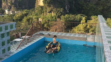 Una piscina al aire libre de temporada