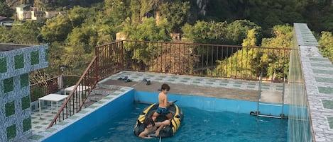 Una piscina al aire libre de temporada