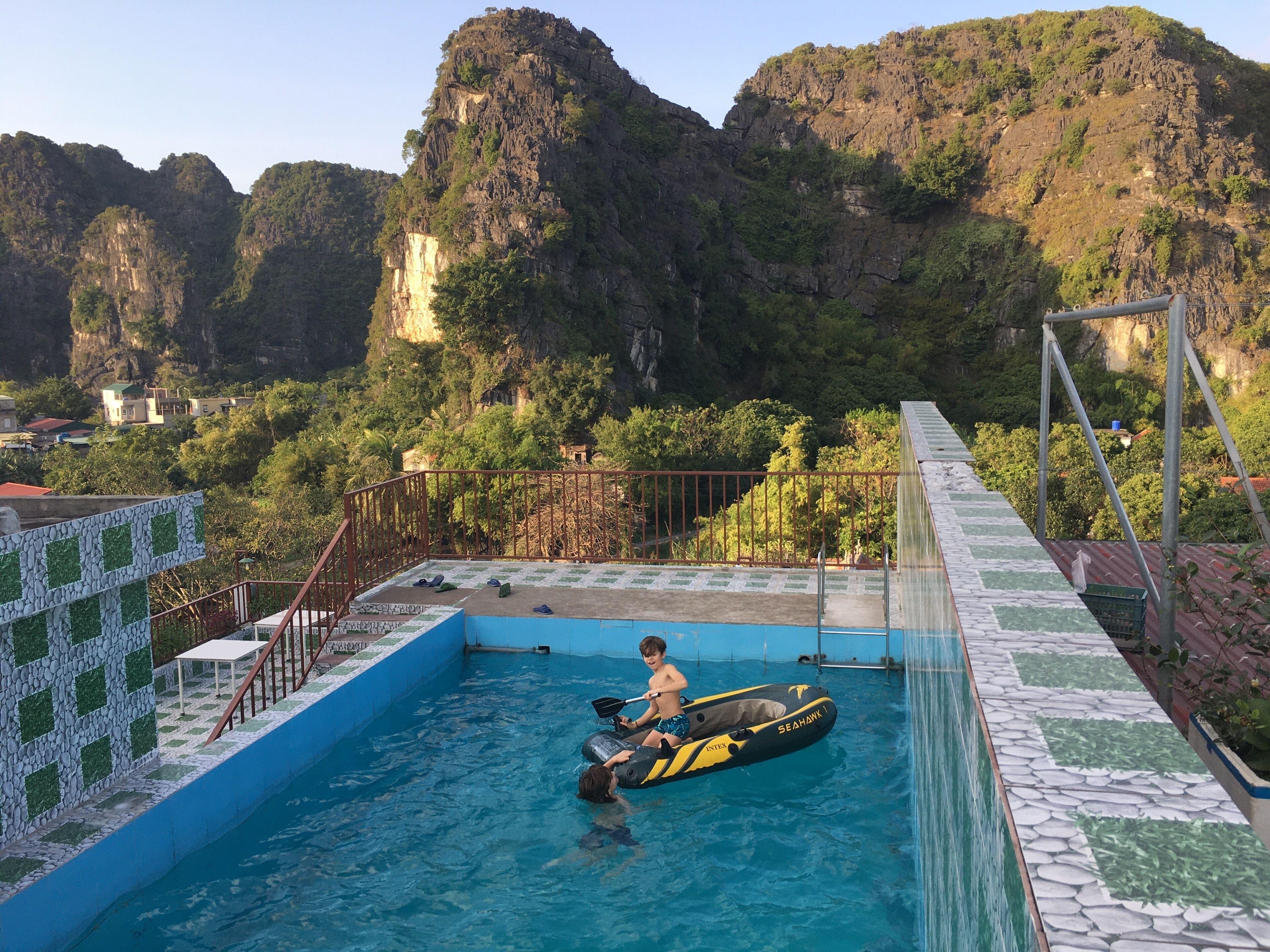 Une piscine offrant une vue sur un paysage montagneux.