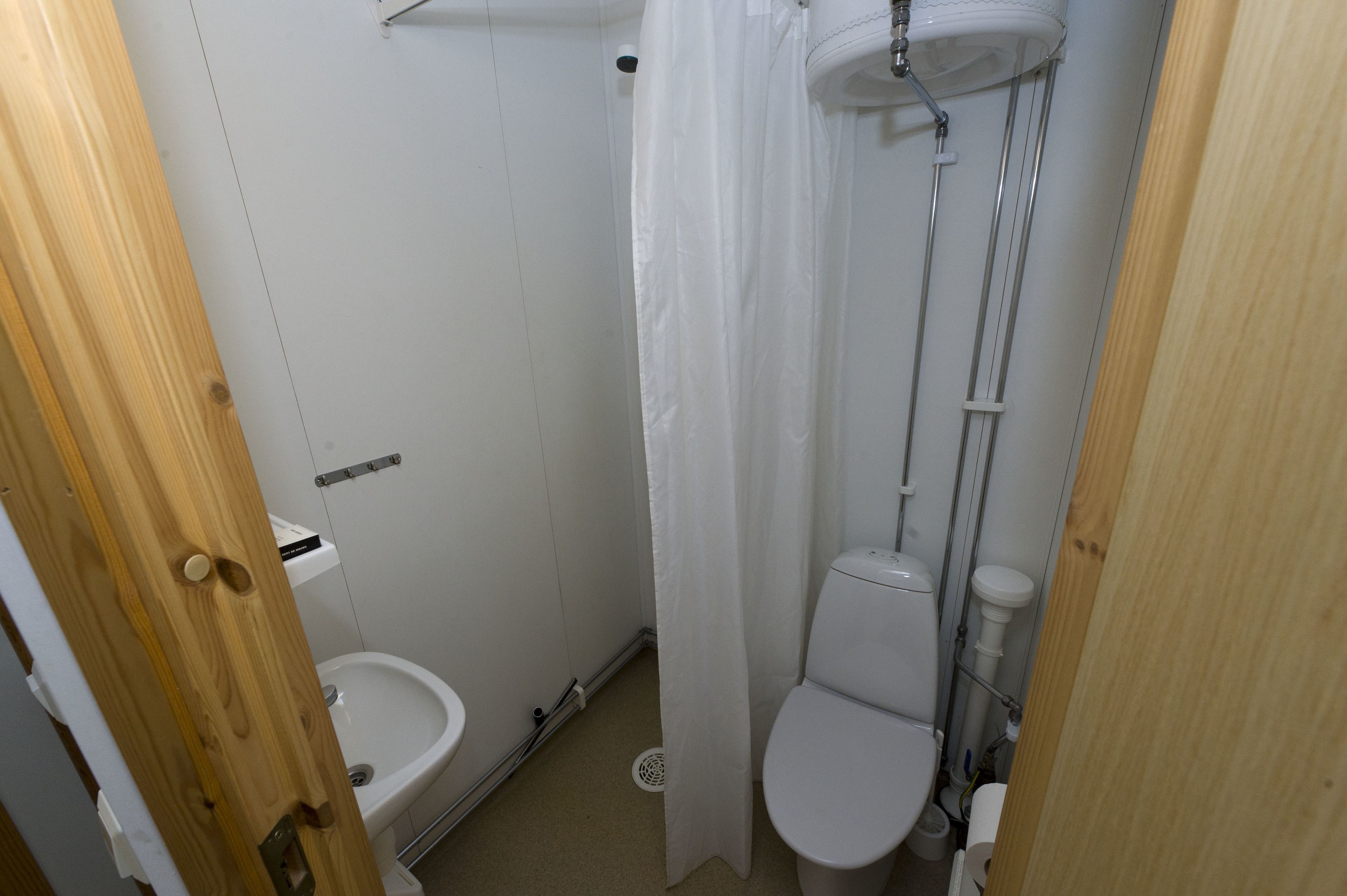 Un bagno piccolo e funzionale, con toilette, bidet e zona doccia.