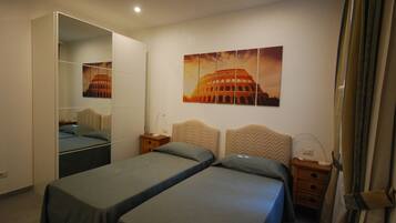 Schreibtisch, VerdunkelungsvorhĂ€nge, BĂŒgeleisen/BĂŒgelbrett