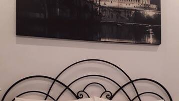 Schreibtisch, VerdunkelungsvorhĂ€nge, BĂŒgeleisen/BĂŒgelbrett