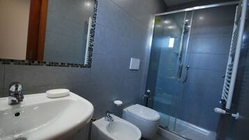 Chambre Double ou avec lits jumeaux, salle de bains privée | Salle de bain | Douche, articles de toilette gratuits, sèche-cheveux, bidet