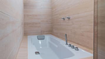 Superior Double Room, 1 Queen Bed | Bathroom | Hair dryer, towels, soap, shampoo