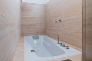 高级双人房, 1 张大床 | 浴室 | 吹风机、毛巾、肥皂、洗发水