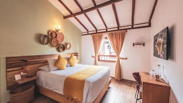 Kahden hengen superior-huone, 1 keskisuuri parisänky | Untuvapeitot, yksilöllisesti sisustettu, työpöytä, silitysrauta/-lauta