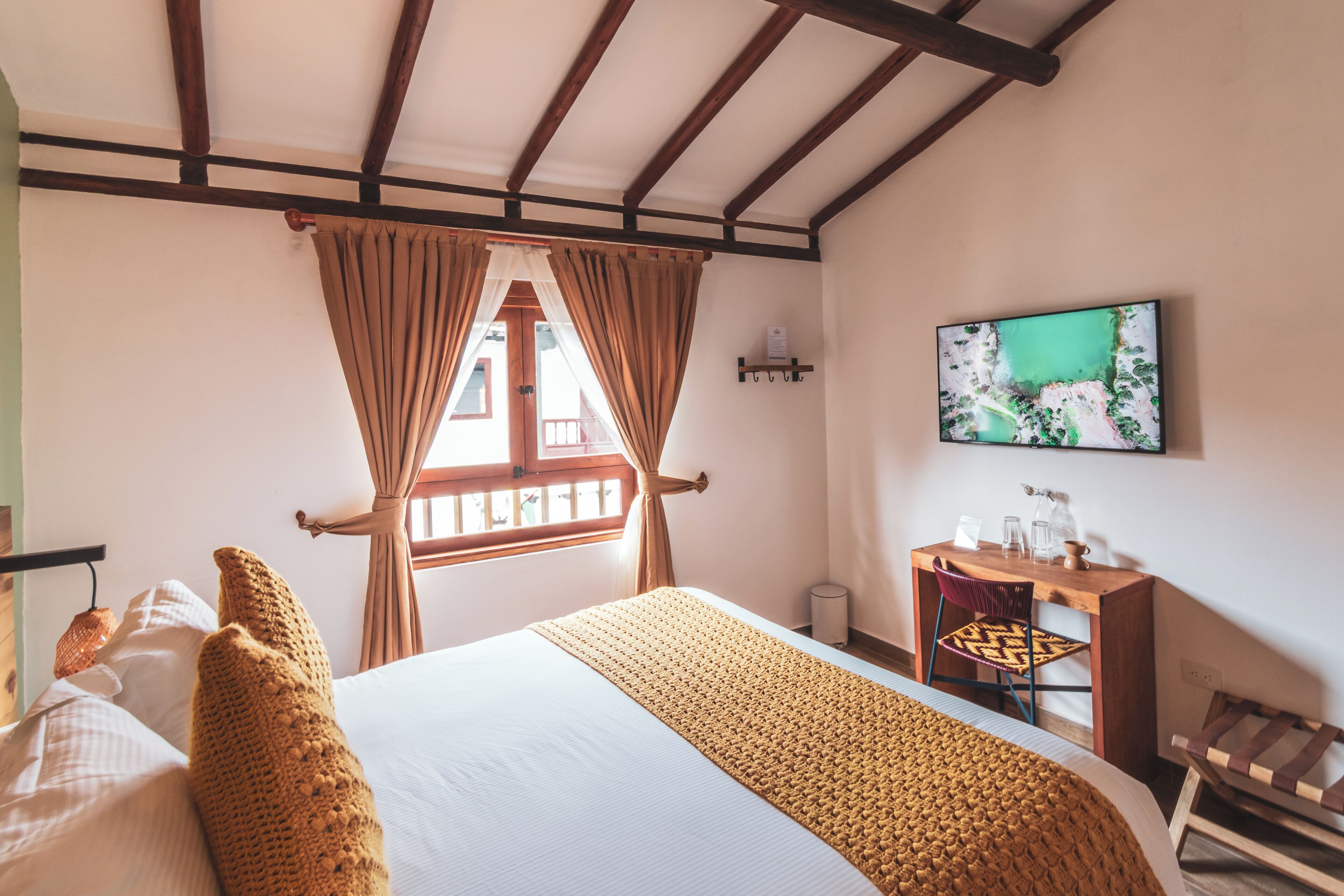 スーペリア ダブルルーム クイーンベッド 1 台 | 羽毛の掛け布団、客室ごとに異なる装  飾、デスク、アイロン / アイロン台