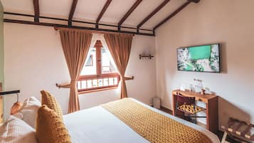 Superior-Doppelzimmer, 1 Queen-Bett | Daunenbettdecken, individuell dekoriert, Schreibtisch