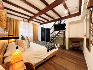 Habitación cuádruple familiar | Decoración personalizada, escritorio y tabla de planchar con plancha 