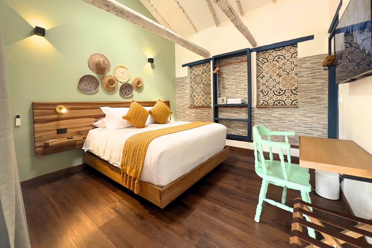 Quarto casal luxo, vista para o pátio | Edredons de pluma, escrivaninha, ferros/tábuas de passar roupa
