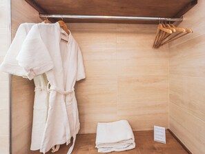 高級雙人房, 1 張加大雙人床 | 浴室 | 風筒、提供毛巾、番梘、洗頭水