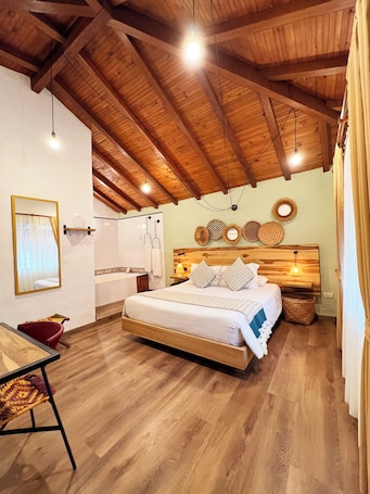 Decoración personalizada, escritorio y tabla de planchar con plancha