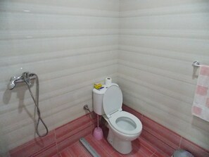 Appartamento, balcone, vista mare parziale | Bagno | Doccia, set di cortesia gratuito, asciugacapelli