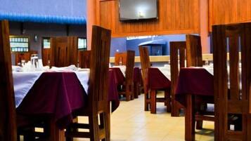 2 restaurantes; se sirven desayunos, almuerzos, cenas y cocina africana