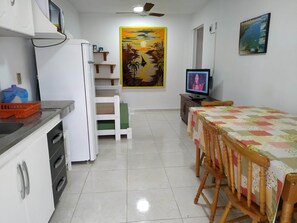 Apartamento, 1 quarto -Térreo (N1) Ar Condicionado, churrasqueira | Sala de estar | TV