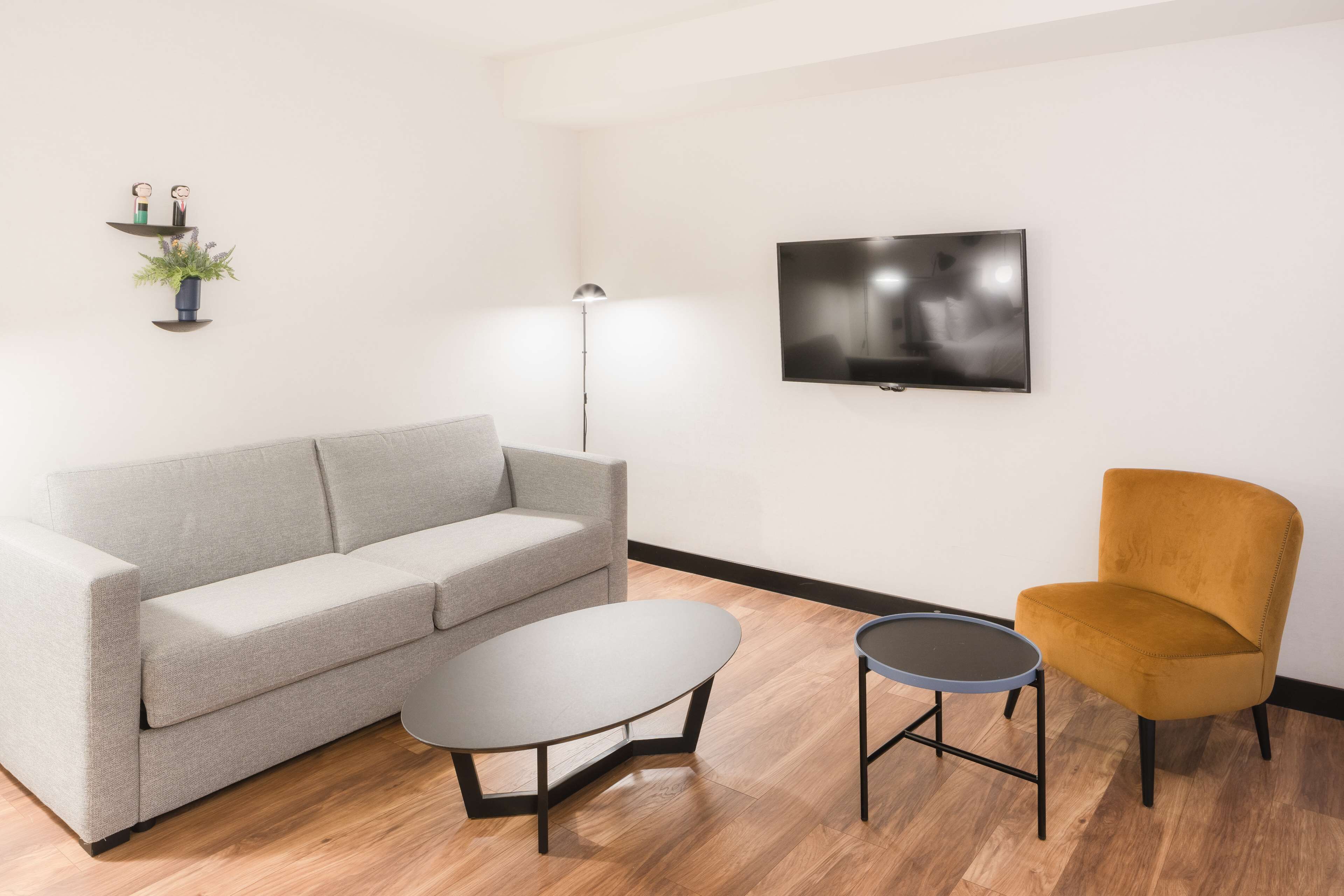 family room | premium bedding, in-room safe, desk, laptop workspace