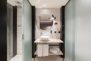 Shower, rainfall showerhead, eco-friendly toiletries, hair dryer - Radisson Blu 1882 Hotel, Barcelona Sagrada Familia (Barcelona)