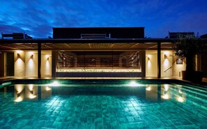 Una piscina al aire libre (de 10:00 a 20:00), tumbonas