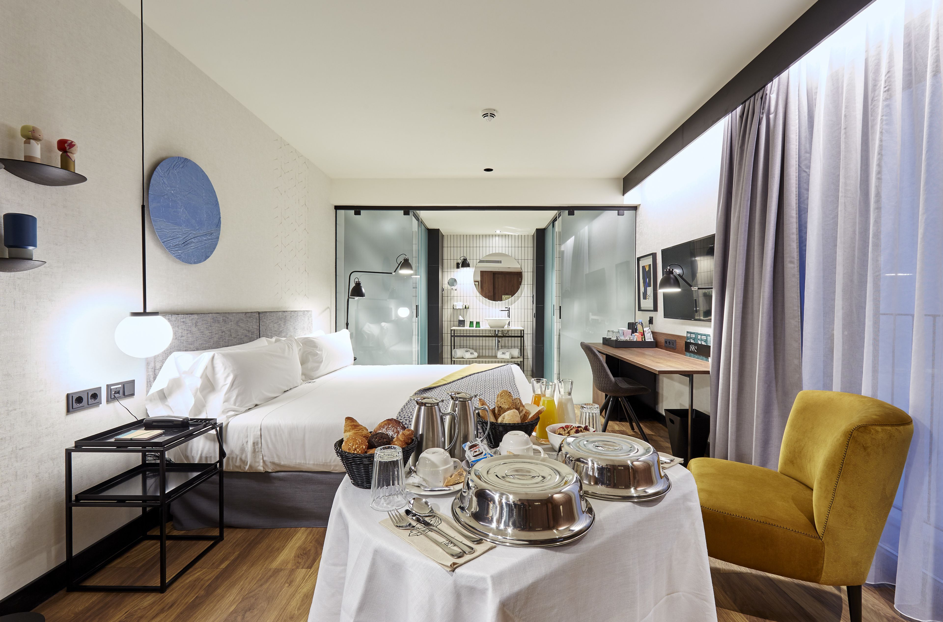 premium bedding, in-room safe, desk, laptop workspace