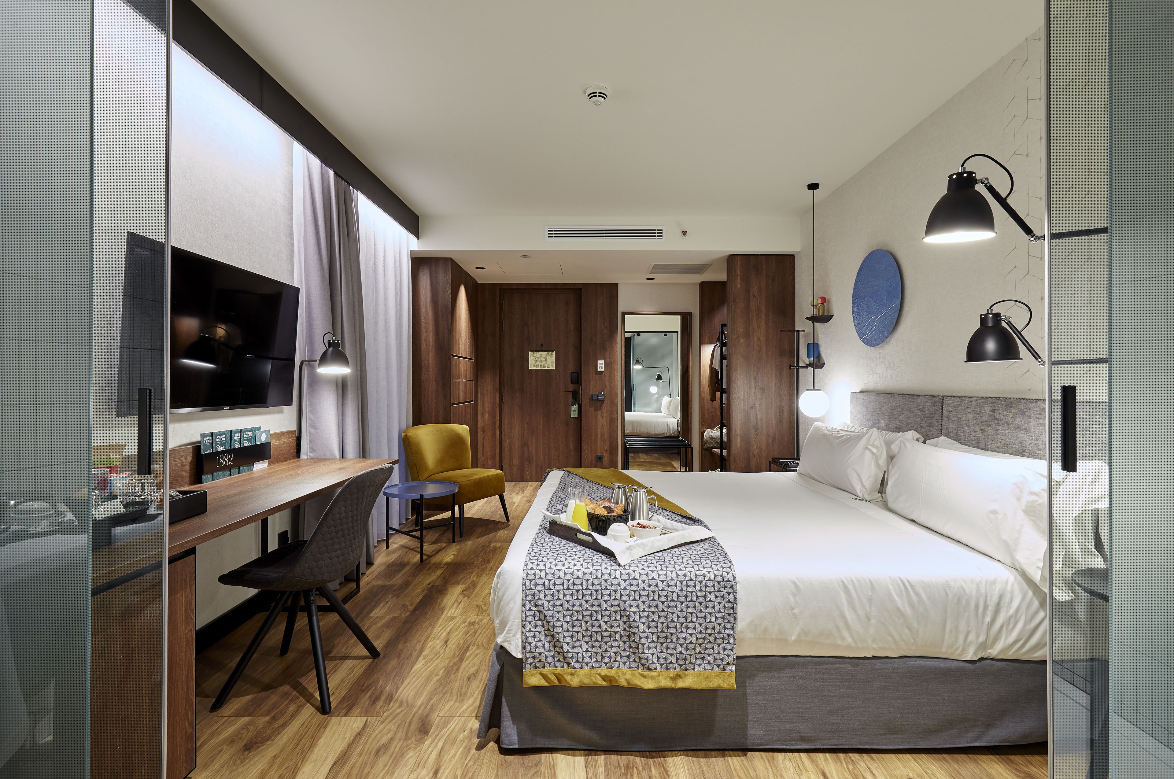 premium bedding, in-room safe, desk, laptop workspace