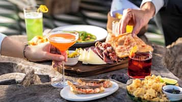 Une table à manger avec divers plats et boissons.