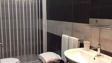 Shower, rainfall showerhead, free toiletries, hair dryer