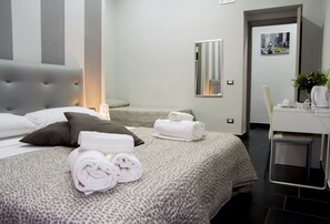 Egyptian cotton sheets, premium bedding, down duvets, minibar - B&B Napoli Binario1 (Naples)