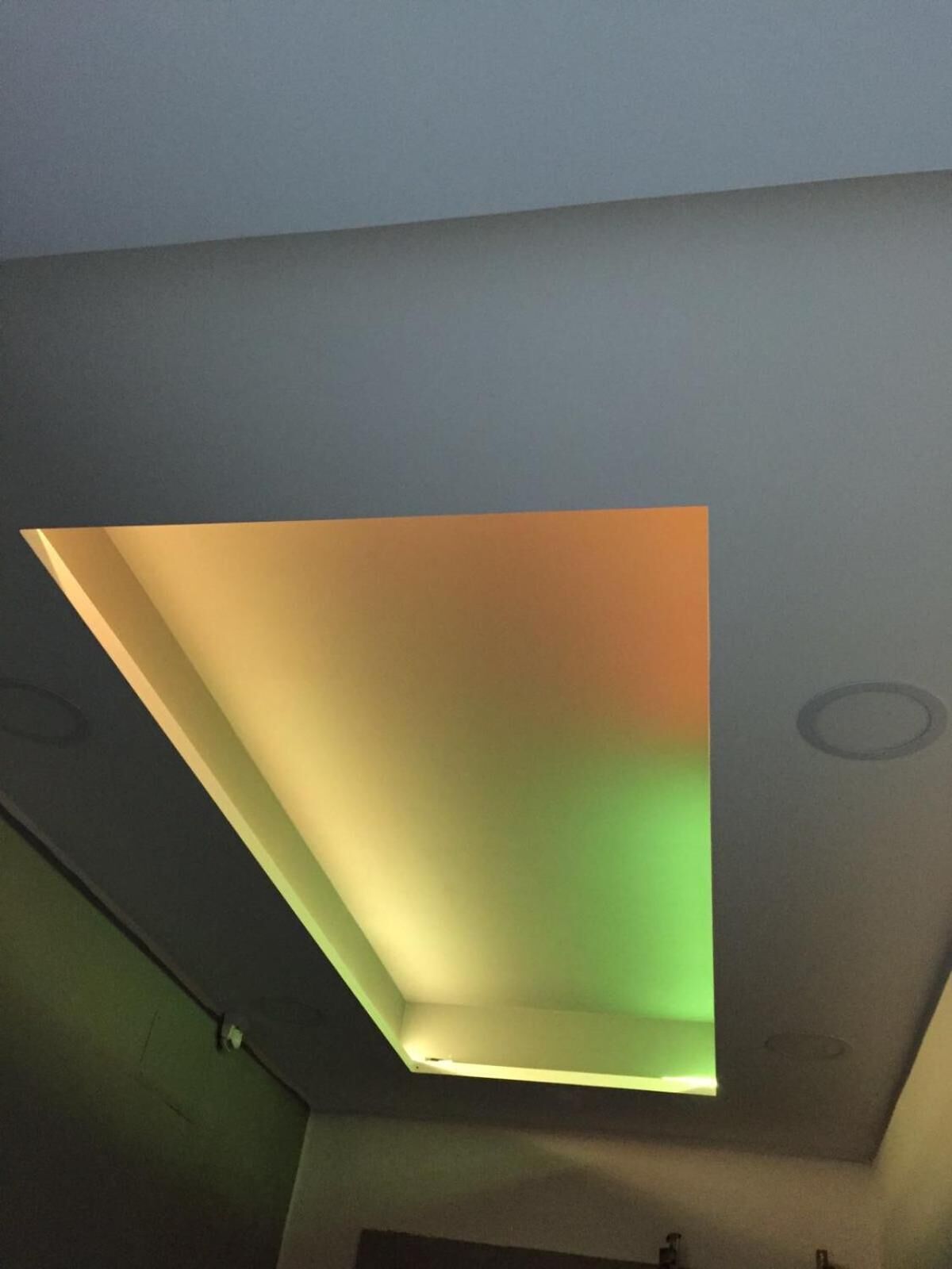Een plafond met inbouwverlichting en een dakraam.