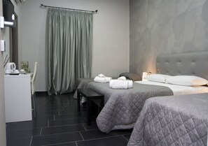 Egyptian cotton sheets, premium bedding, down duvets, minibar - B&B Napoli Binario1 (Naples)