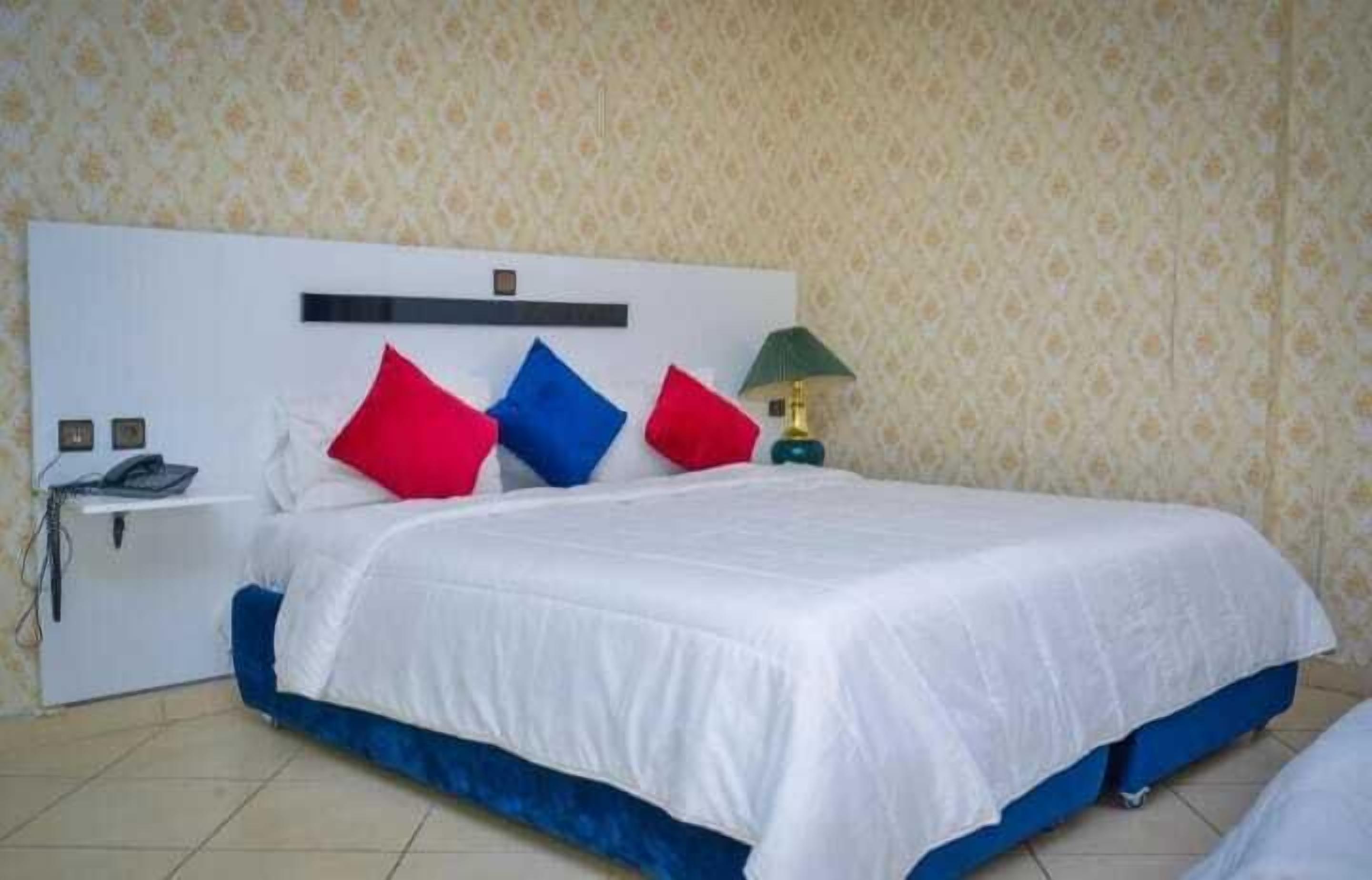 Standard Double Room | Bar mini, meja, langsir/tirai gelap terus, seterika/papan seterika 