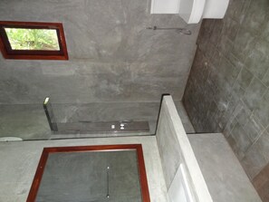 ฝักบัว, ของใช้ในห้องน้ำฟรี, ไดร์เป่าผม (มีให้บริการตามคำขอ), ผ้าเช็ดตัว