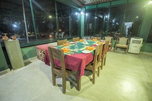 Breakfast, lunch, dinner served; international cuisine  - Wilpattu Tree House Hotel (Hunuwilagama)