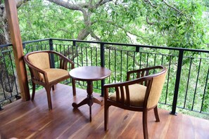Balcony - Wilpattu Tree House Hotel (Hunuwilagama)