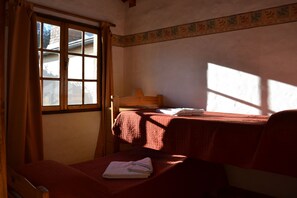 Classic Cabin | Desk, free WiFi, bed sheets