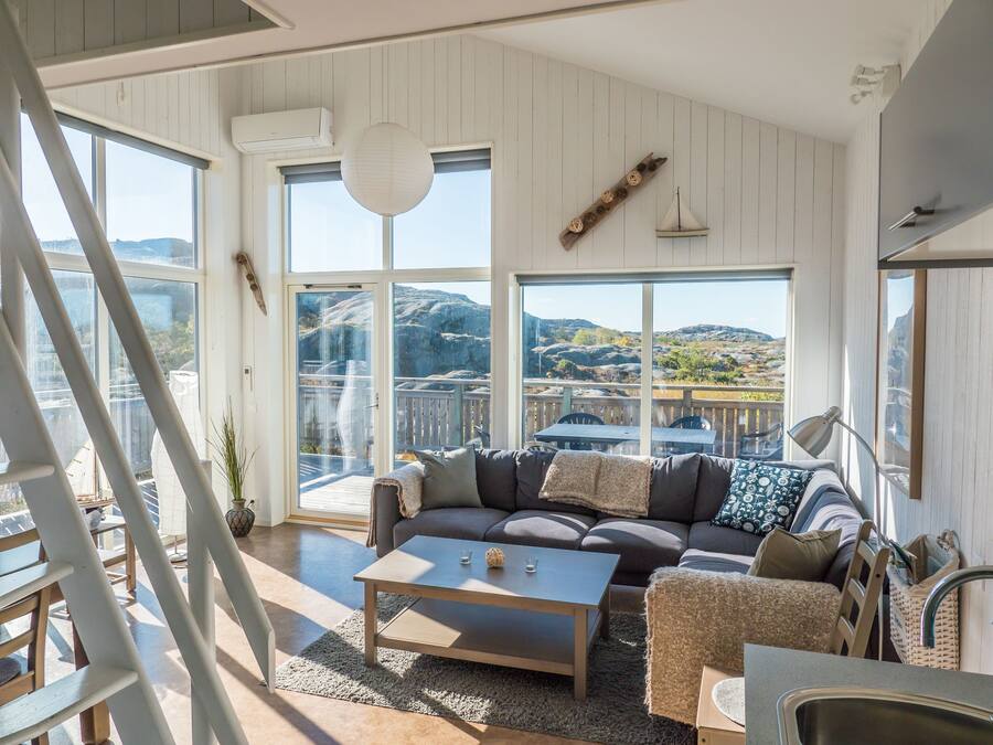 80-cm flat-screen TV with satellite channels, TV