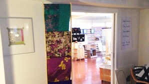 Una stanza con un cartello che riporta la scritta 'il laboratorio' e un grande arazzo colorato.