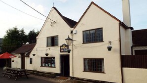 A white building with a sign reading "The Halfway House." - The Halfway House Inn (Bridgnorth)