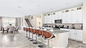 ヴィラ プライベートプール (9 Bedrooms, 1750SP (IPHC-SR)) | 5 室のベッドルーム、客室ごとに異なる装飾、客室ごとに異なるインテリア、アイロン / アイロン台