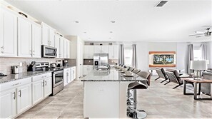 ヴィラ プライベートプール (9 Bedrooms, 1750SP (IPHC-SR)) | 専用キッチン | 冷蔵庫、電子レンジ、オーブン、コンロ