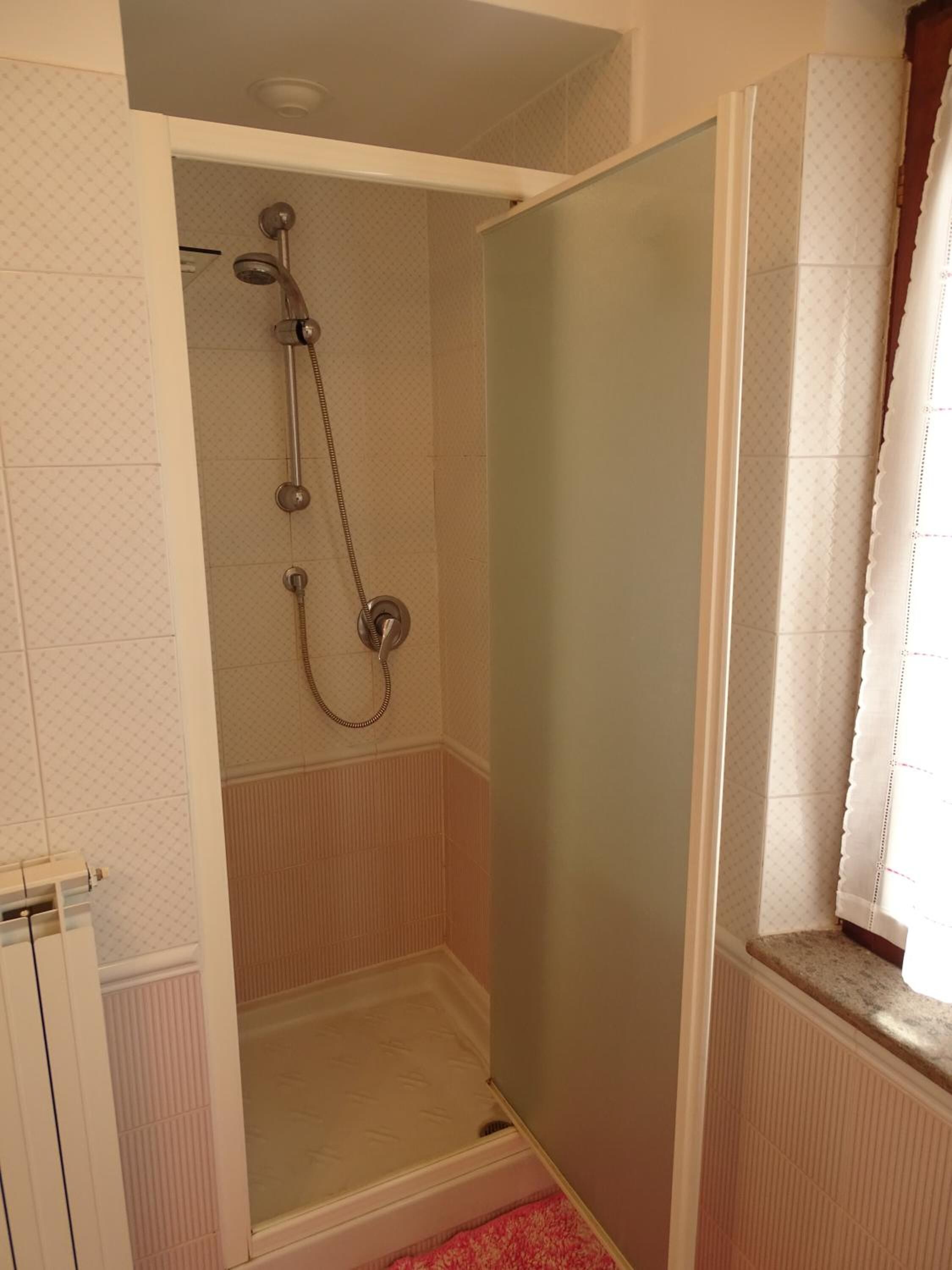 Ducha, artículos de tocador gratuitos, secador de pelo, bidet