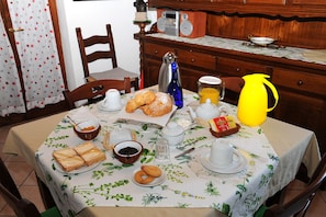 Tägliches inbegriffenes kontinentales Frühstück