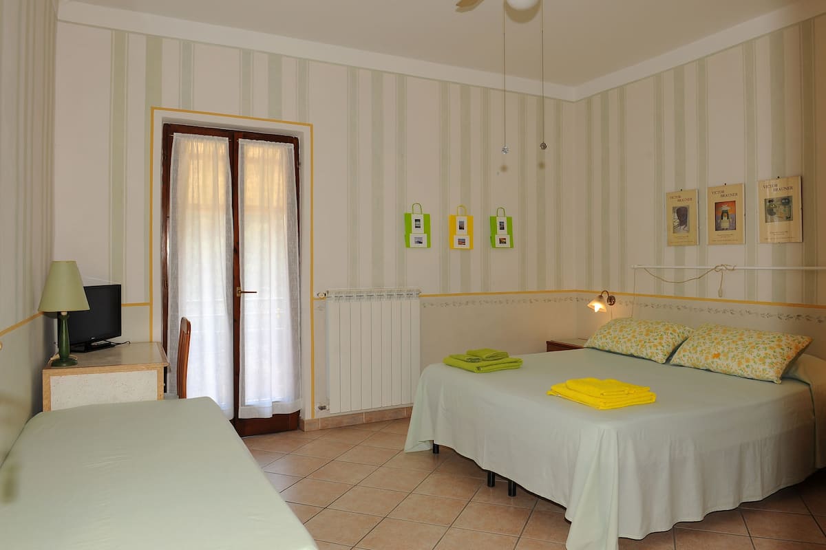 Chambre Familiale, salle de bains privée (External)