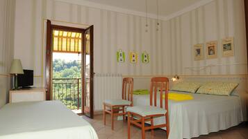 Quarto família, banheiro privativo (External) | Escrivaninha, Wi-Fi de cortesia, roupa de cama