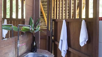 Shower, rainfall showerhead, free toiletries, towels