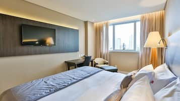 Frigobar, cofres nos quartos, escrivaninha, quartos à prova de som