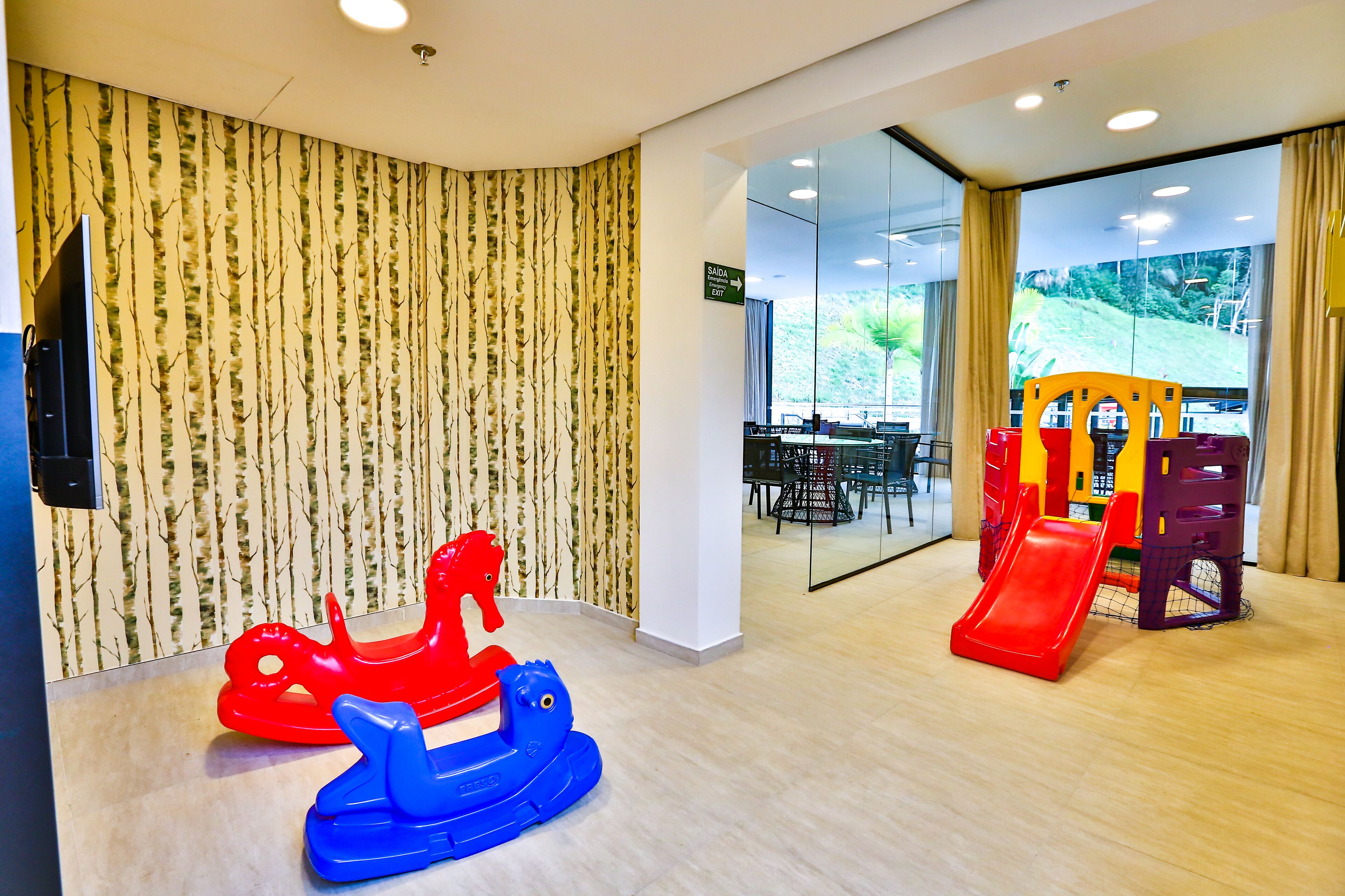 Zona infantil con un tobogán y una estructura para escalar.