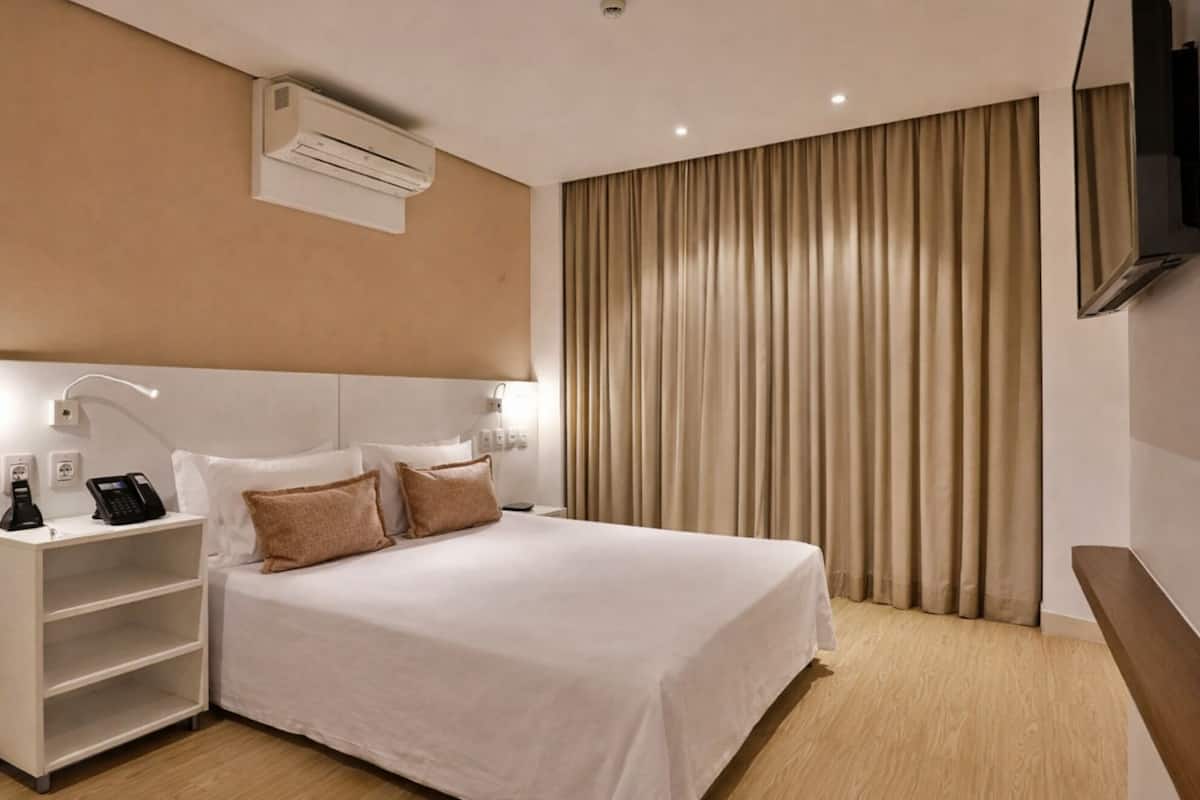 Quarto superior, 1 cama Queen, acessível para pessoas com deficiência física | Frigobar, cofres nos quartos, cortinas blackout, quartos à prova de som