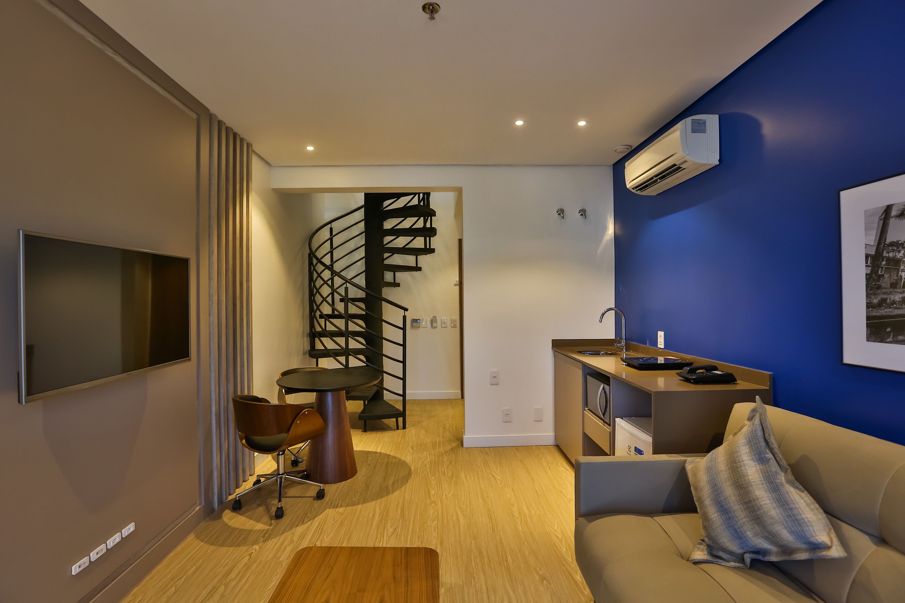 suite, 1 king bed, hot tub | 1 bedroom, minibar, in-room safe, blackout curtains